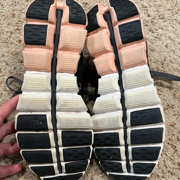 On cloud 4 sneakers, size 7.5 - Picture 6 of 6